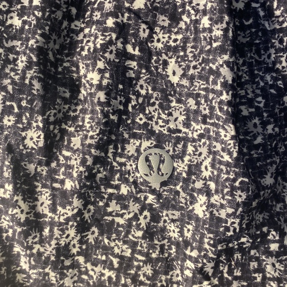 Lululemon tennis skit *Like New* never worn. Size 10 - Picture 3 of 4